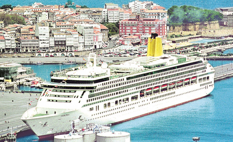 Hace 25 años | El ‘Aurora’ llega al puerto de A Coruña en su viaje inaugural