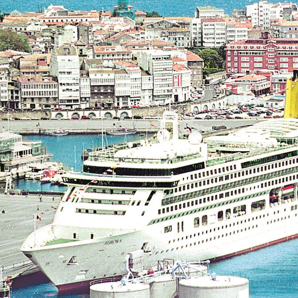 Hace 25 años | El ‘Aurora’ llega al puerto de A Coruña en su viaje inaugural