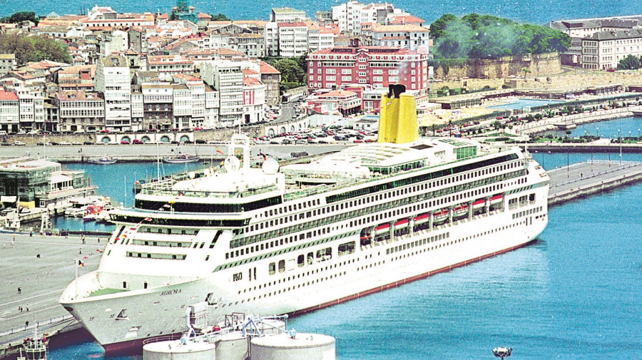 Hace 25 años | El ‘Aurora’ llega al puerto de A Coruña en su viaje inaugural