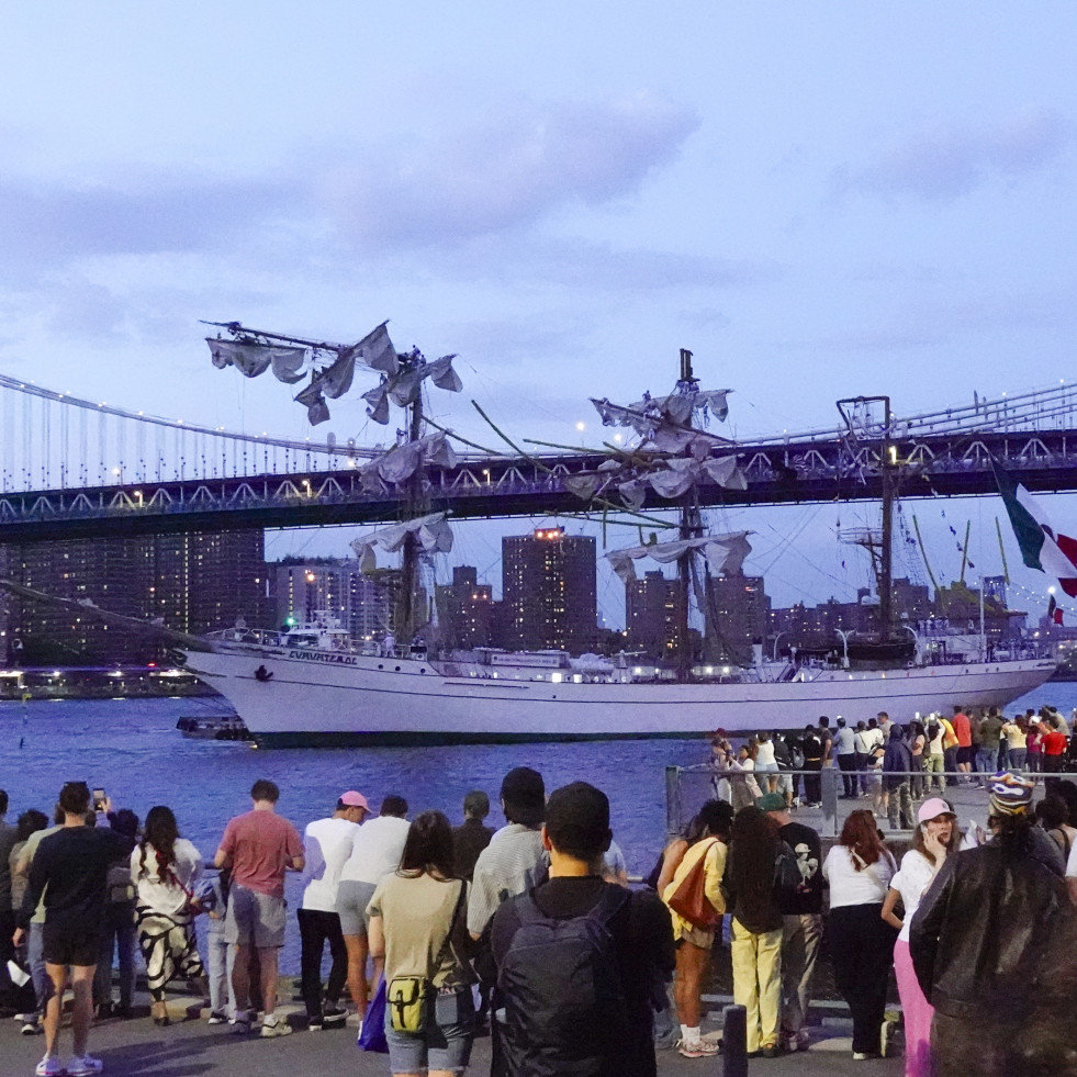 Al menos dos muertos y 20 heridos al chocar un buque contra el puente de Brooklyn
