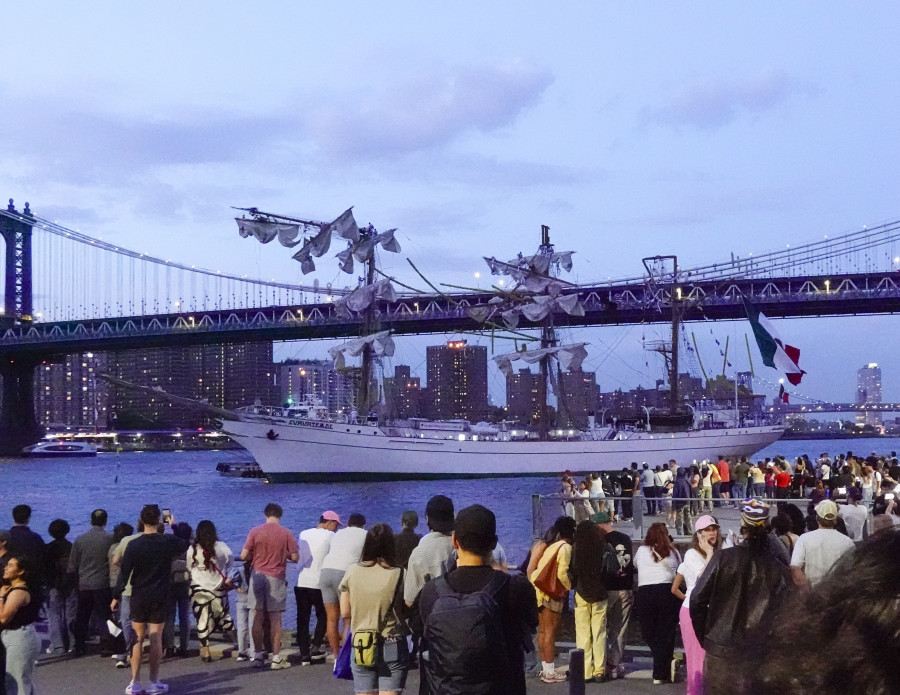 Al menos dos muertos y 20 heridos al chocar un buque contra el puente de Brooklyn