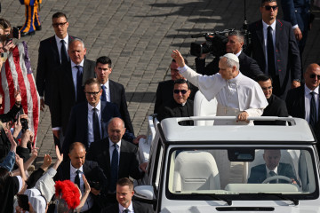 Vatican Cty (Vatican City State (Holy See)), 18/05/2025.- Pope Leo XIV arrives in the popemobile in St. Peter's Square, Vatican City, 18 May 2025. (Papa) EFE/EPA/DAREK DELMANOWICZ POLAND OUT