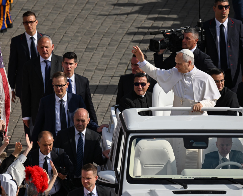 Vatican Cty (Vatican City State (Holy See)), 18/05/2025.- Pope Leo XIV arrives in the popemobile in St. Peter's Square, Vatican City, 18 May 2025. (Papa) EFE/EPA/DAREK DELMANOWICZ POLAND OUT