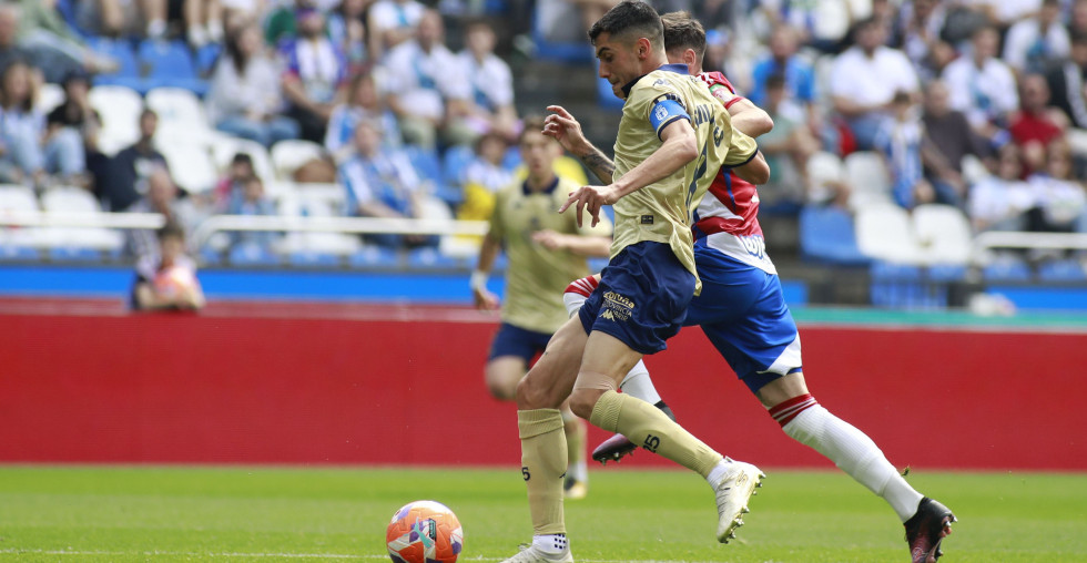 Diego Villares, en una jugada del Deportivo-Granada | PATRICIA G. FRAGA