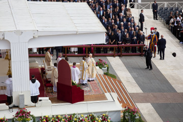 Vatican City (Vatican City State (Holy See)), 18/05/2025.- Newly elected Pope Leo XIV attends his Papal Inauguration Mass at St Peter’s Square in Vatican City, Sunday, May 18, 2025.  (Papa) EFE/EPA/