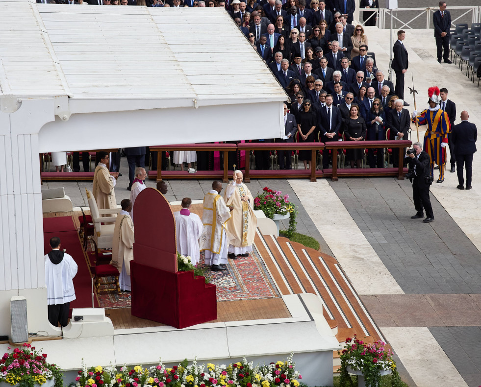 Vatican City (Vatican City State (Holy See)), 18/05/2025.- Newly elected Pope Leo XIV attends his Papal Inauguration Mass at St Peter’s Square in Vatican City, Sunday, May 18, 2025.  (Papa) EFE/EPA/