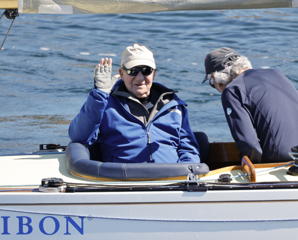 SANXENXO (PONTEVEDRA), 27/04/2025.- El rey emérito Juan Carlos I, a bordo del Bribón para participar en la segunda regata de la clase 6 metros de vela este domingo en Sanxenxo (Pontevedra). EFE/Lava