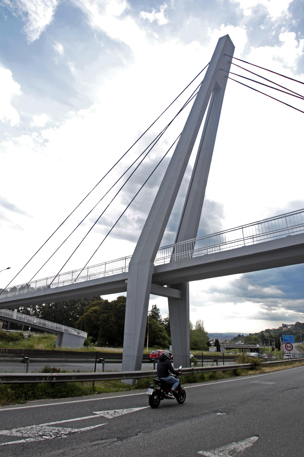 El puente peatonal frente a Coca Cola acaba de restaurarse