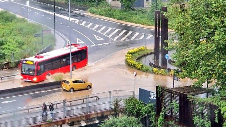 Una tromba de agua pone fin a varios días de tiempo estable y seco y marca otra oleada de mal tiempo en A Coruña