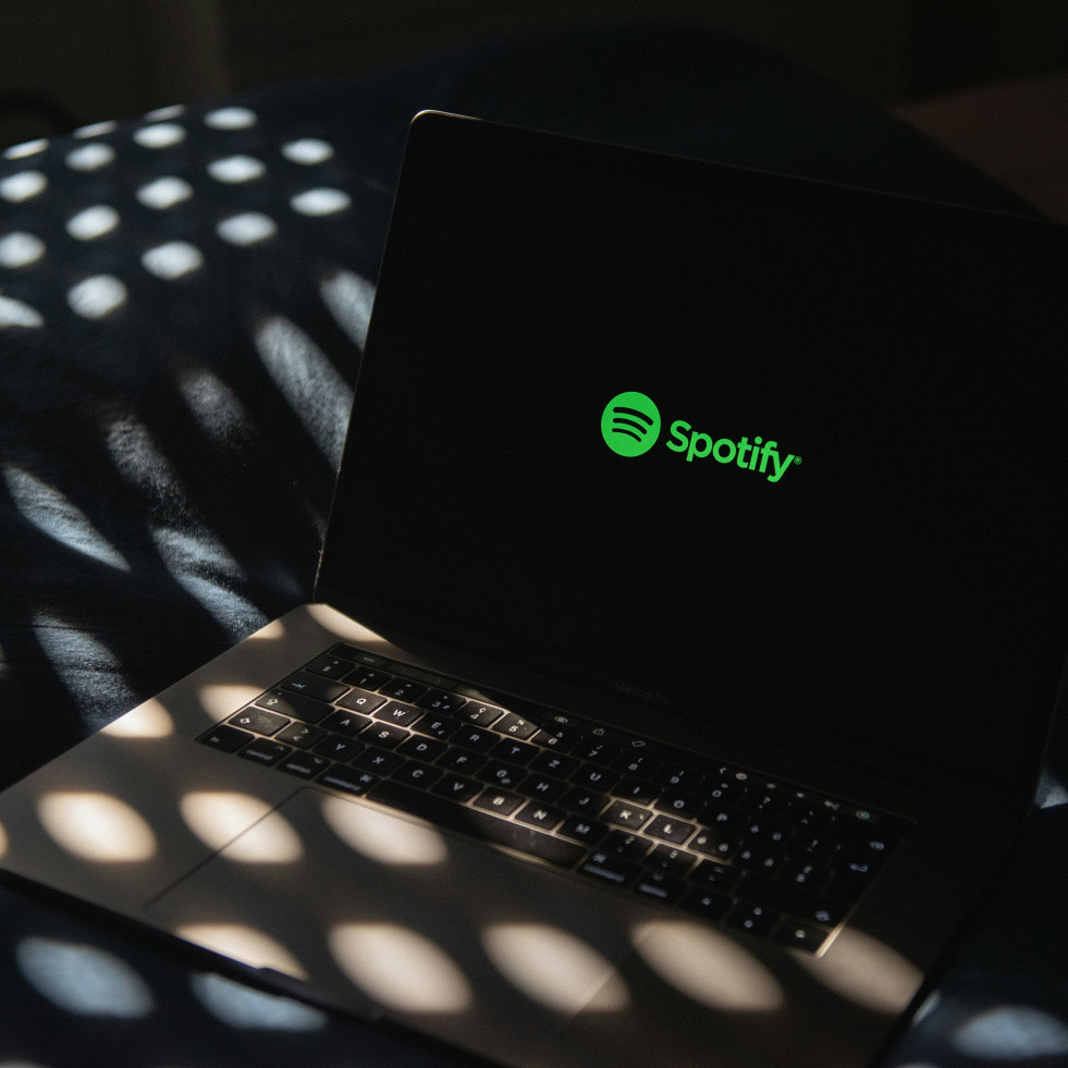 Spotify lucha contra los podcasts falsos que venden drogas y estafan a usuarios