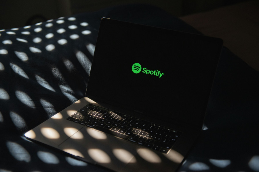 Spotify lucha contra los podcasts falsos que venden drogas y estafan a usuarios