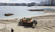 Cuenta atrás para el verano: empieza la retirada de la duna de Riazor