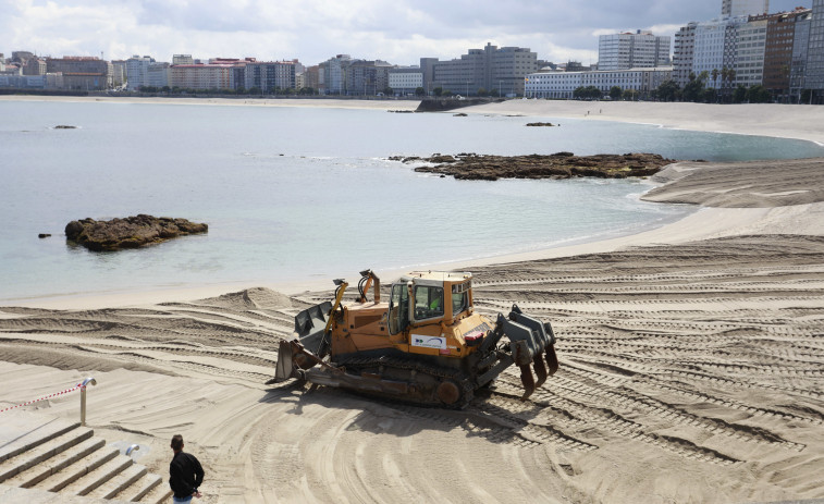 Cuenta atrás para el verano: empieza la retirada de la duna de Riazor