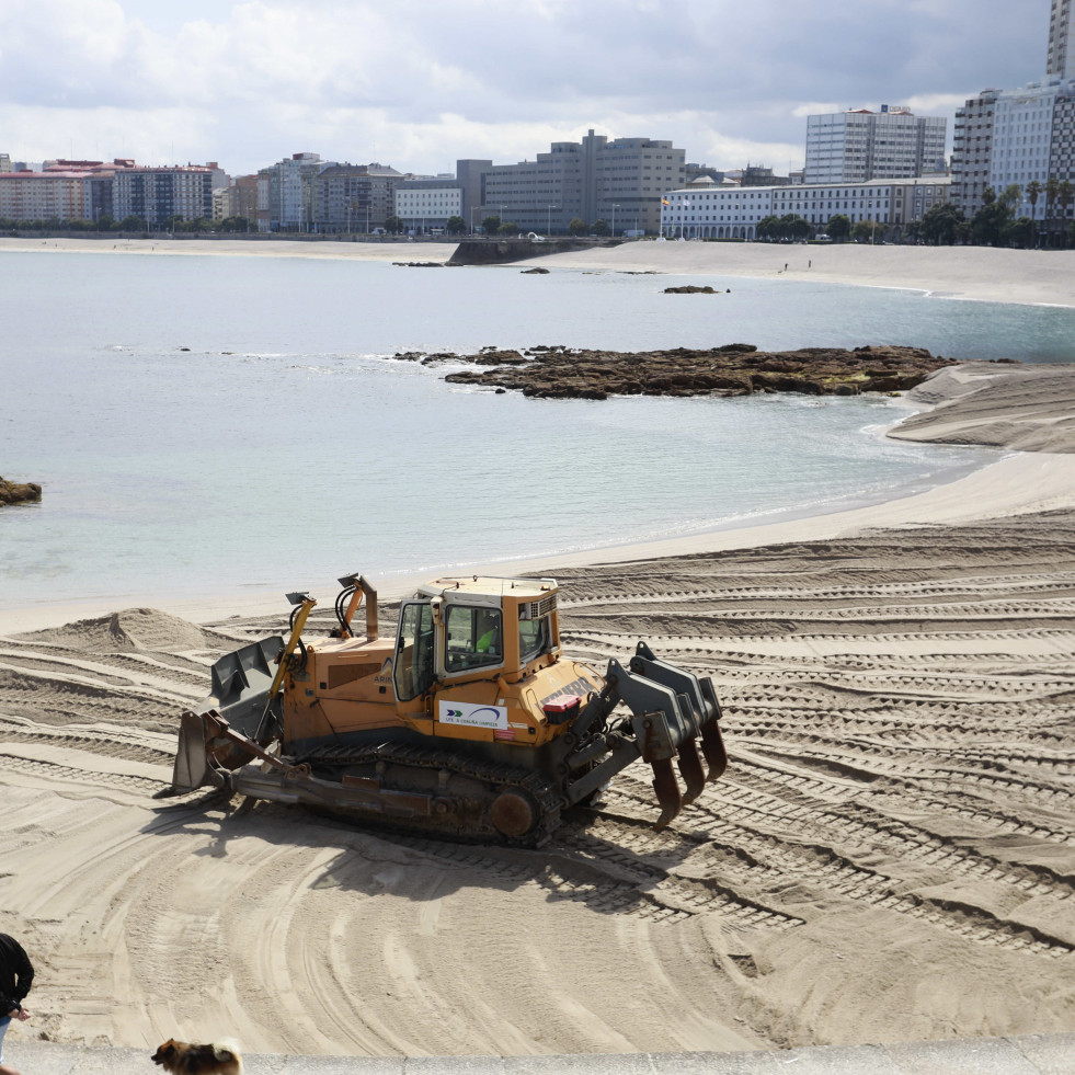 Cuenta atrás para el verano: empieza la retirada de la duna de Riazor