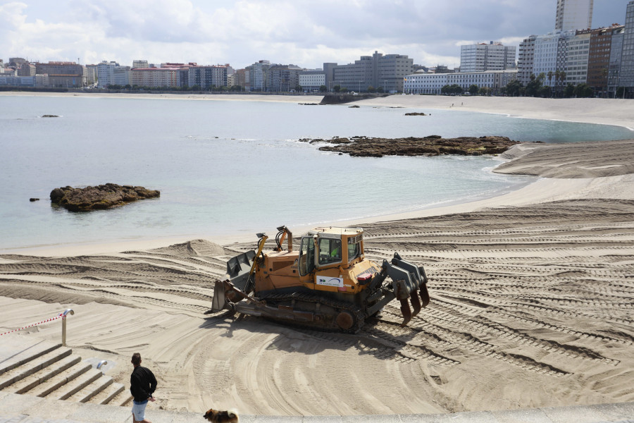 Cuenta atrás para el verano: empieza la retirada de la duna de Riazor