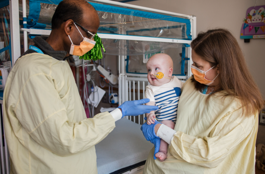 Un bebé recibe con éxito la primera terapia génica personalizada para una enfermedad rara incurable