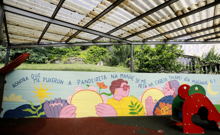 Un mural en la escuela Luis Seoane homenajea a las cantareiras Adolfina y Rosa Casás