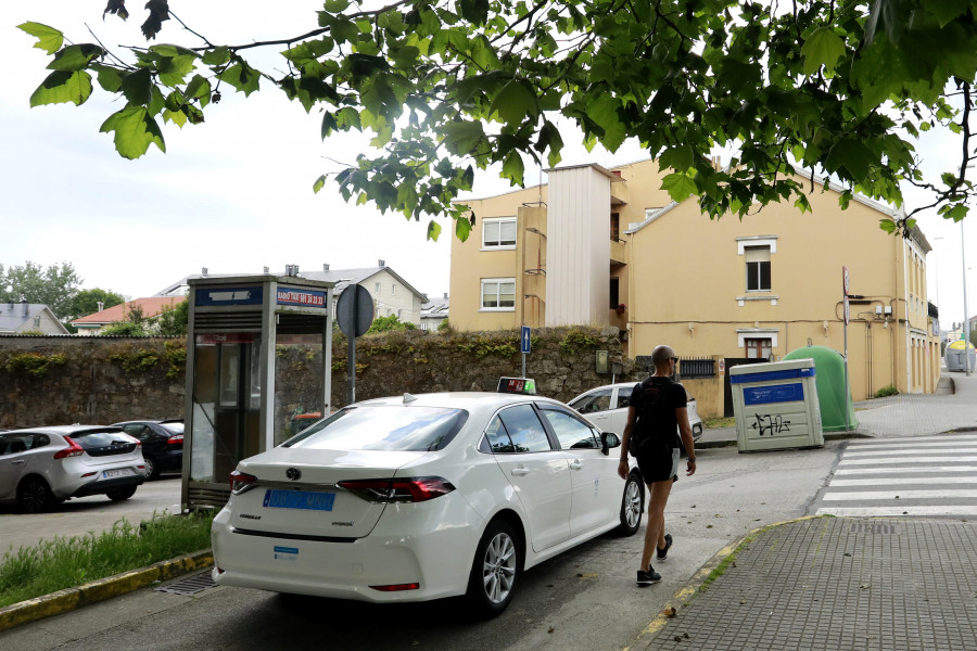 García Seoane admite que el servicio de taxis tan solo es eficiente en Perillo y Santa Cruz