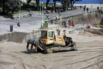 Las excavadoras comenzaron ayer a retirar la duna de Riazor  PATRICIA G. FRAGA (8)