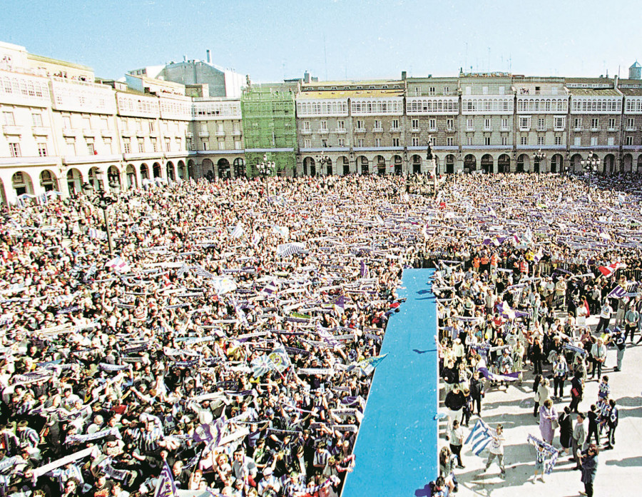 Hace 25 años | Más de 50.000 coruñeses abarrotan María Pita para celebrar el título