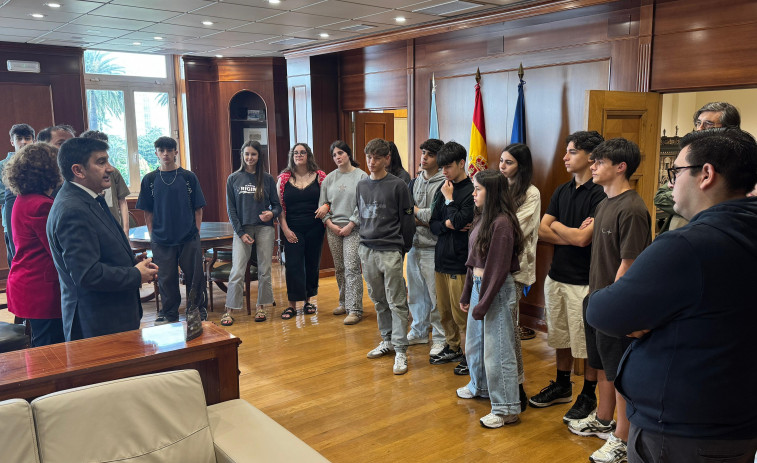 Alumnos del IES de Elviña visitan la Delegación del Gobierno