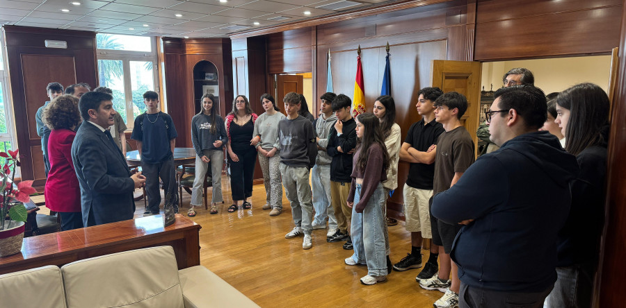 Alumnos del IES de Elviña visitan la Delegación del Gobierno