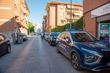 LINARES (JAÉN), 20/05/2025.- Un vehículo policial en las inmediaciones del lugar en el que se ha encontrado al menor fallecido este martes en Linares. La Policía Nacional investiga el hallazgo de u
