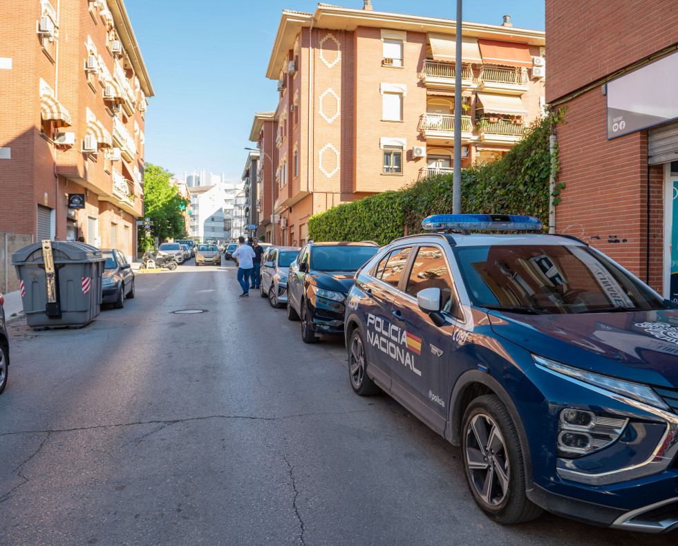 LINARES (JAÉN), 20/05/2025.- Un vehículo policial en las inmediaciones del lugar en el que se ha encontrado al menor fallecido este martes en Linares. La Policía Nacional investiga el hallazgo de u