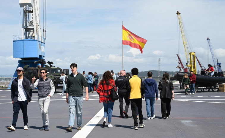 El buque anfibio ‘Castilla’: de ayudar en Haití o La Palma a visitar A Coruña
