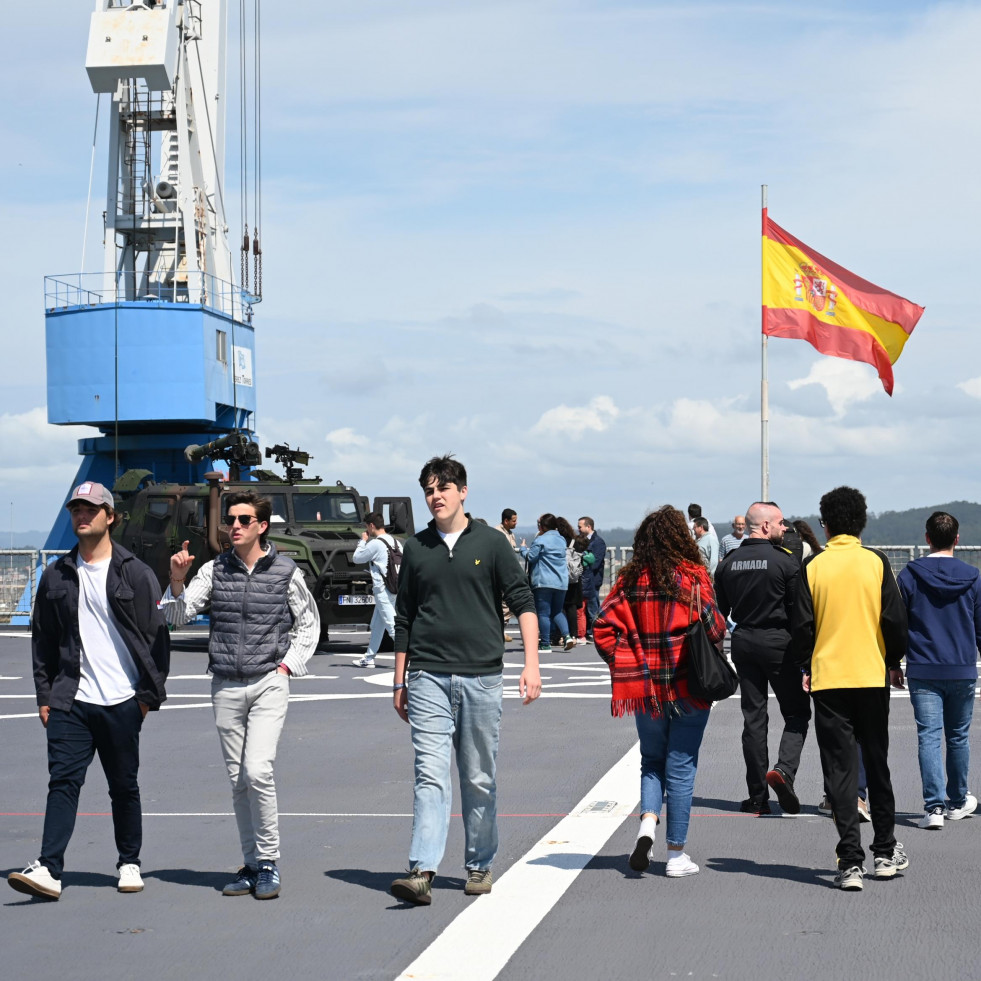 El buque anfibio ‘Castilla’: de ayudar en Haití o La Palma a visitar A Coruña
