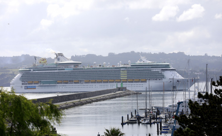 El gran 'Independence of the Seas' hace la primera de sus dos escalas en A Coruña en una semana