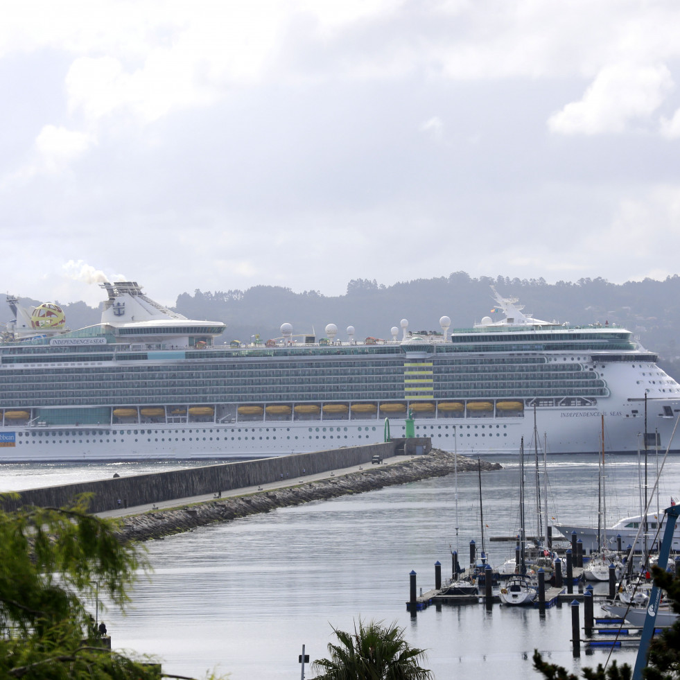El gran 'Independence of the Seas' hace la primera de sus dos escalas en A Coruña en una semana