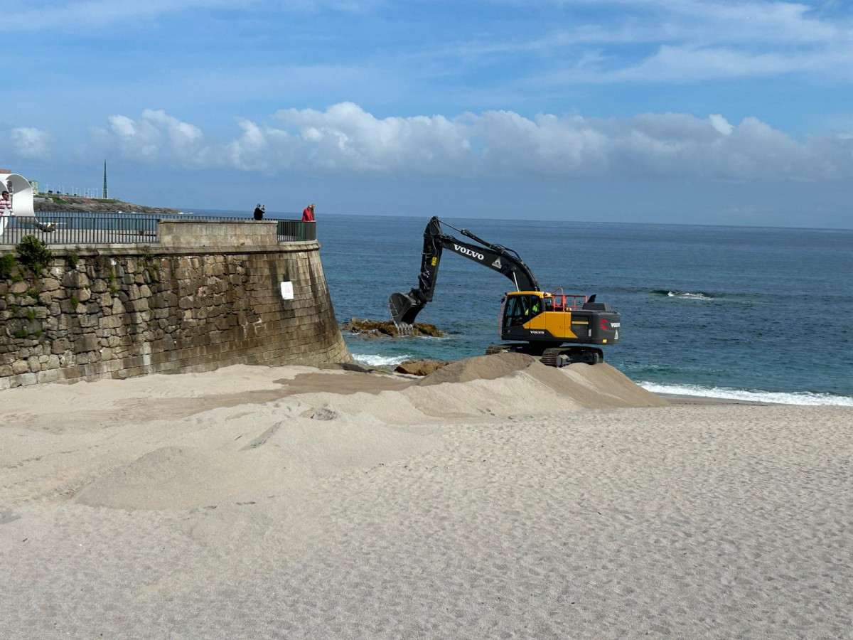 Retirada de arena en la playa del Orzán (2)