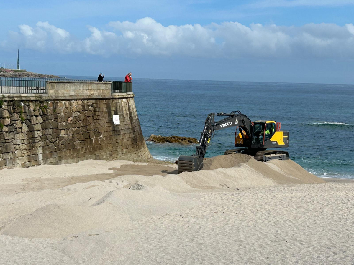 Retirada de arena en la playa del Orzán (1)