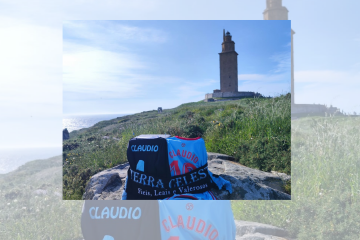 Camisetas y banderas del Celta de la Peña Terra Celeste junto a la Torre de Hércules de A Coruña
