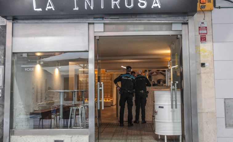 La Intrusa reabre sus puertas y la Policía Local de A Coruña lo cierra a los diez minutos