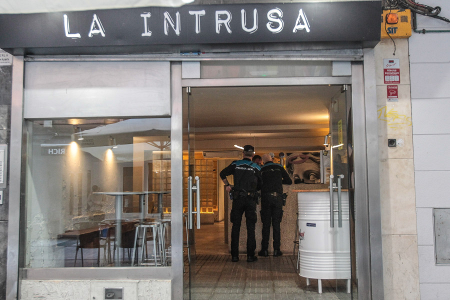 La Intrusa reabre sus puertas y la Policía Local de A Coruña lo cierra a los diez minutos