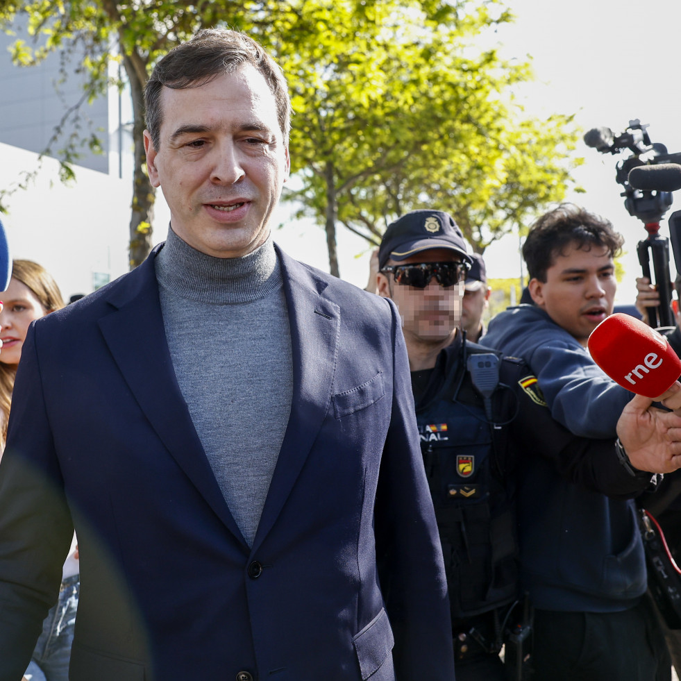 La juez envía a juicio al hermano de Pedro Sánchez y al presidente de la Diputación de Badajoz