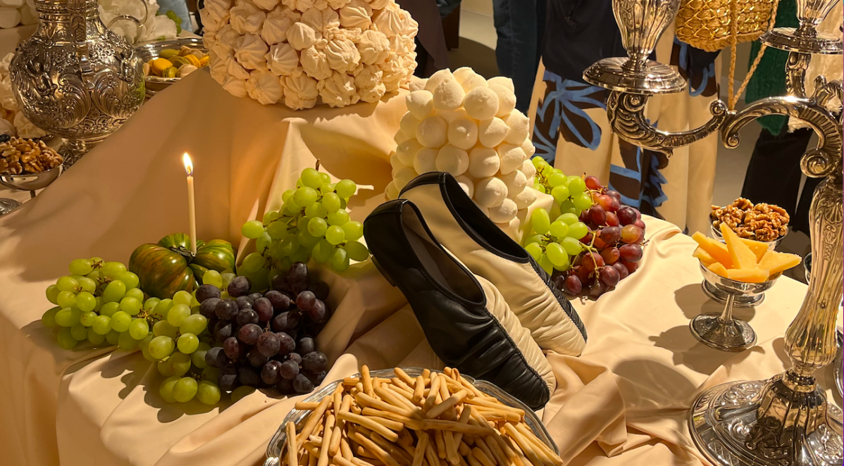 Un rincou0301n especial de la pop up donde los zapatos de Par comparten protagonismo con una mesa llena de sabor y buen gusto.  