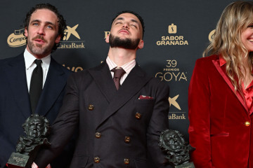 El músico y director C. Tangana (c) posa con los Goya a mejor película documental por 
