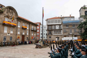 Izado de la bandera en la plaza de la Constitución @ Carlota Blanco