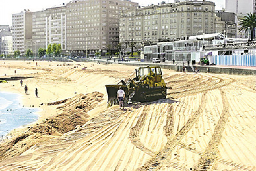 Hace 25 años | El arenal de Riazor se prepara para acoger el campeonato de fútbol playa