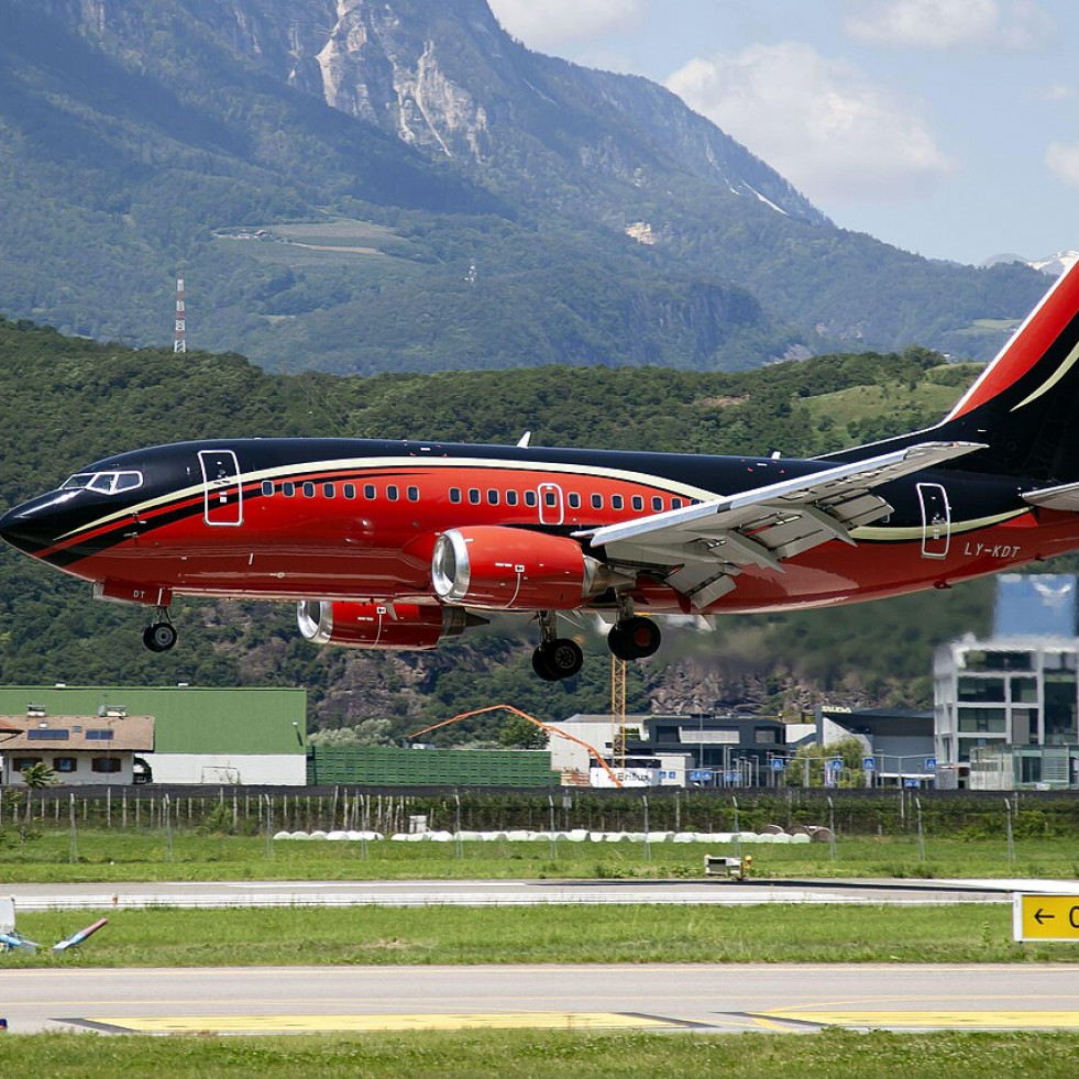 El pequeño pero llamativo avión que trajo a Myke Towers hasta A Coruña