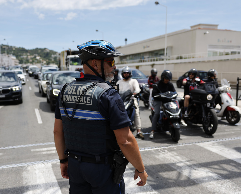 CANNES (France), 24/05/2025.- A policeman directs traffic following a power outage that hist South of France in Cannes, France, 24 May 2025. A massive power outage struck the French region of Alpes-Ma