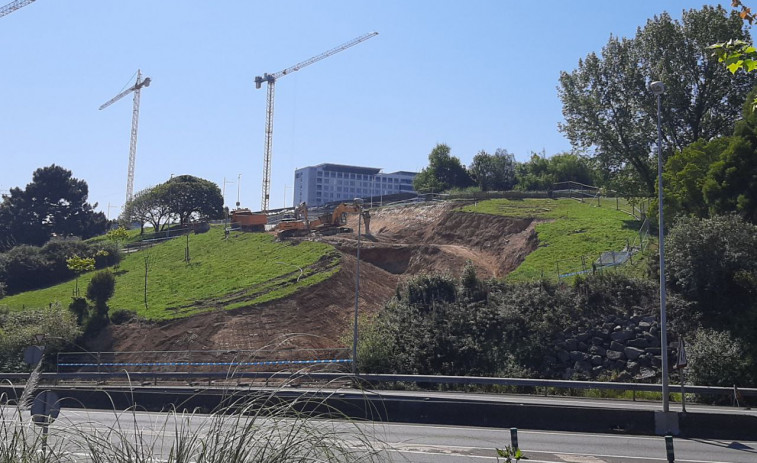 La Marea Atlántica denuncia que la la carretera provisional de acceso al Chuac afecta al parque de Eirís