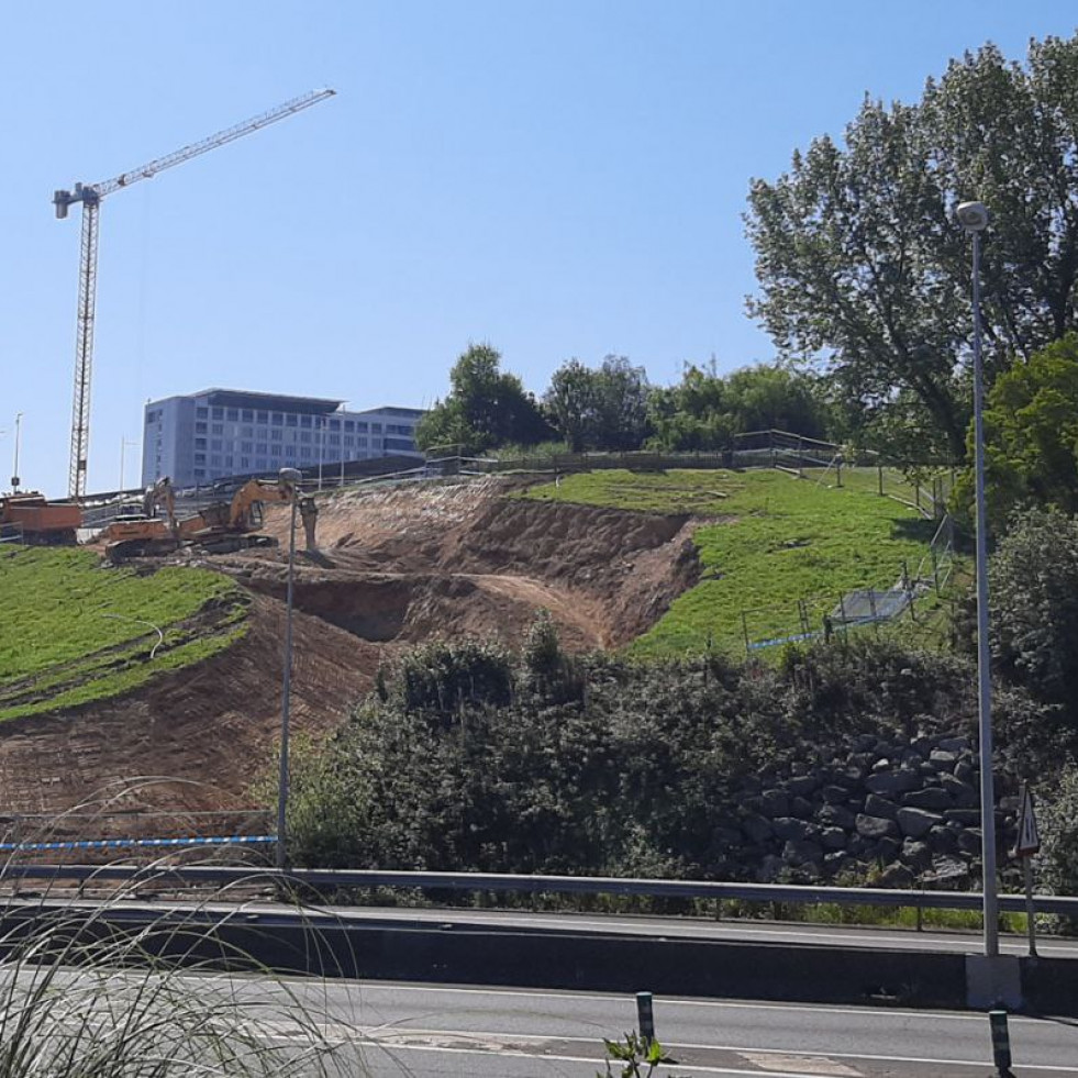 La Marea Atlántica denuncia que la la carretera provisional de acceso al Chuac afecta al parque de Eirís