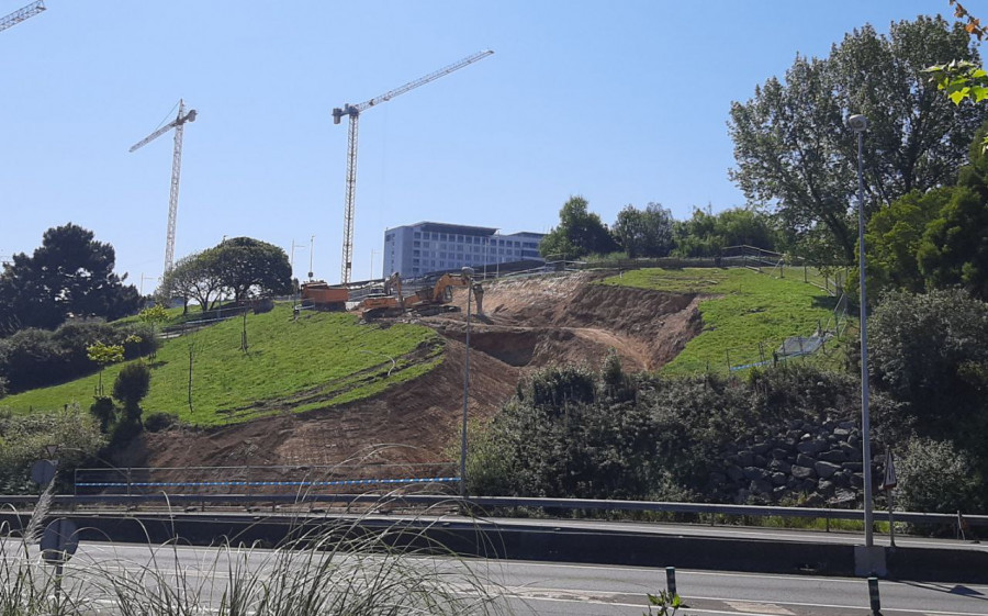 La Marea Atlántica denuncia que la la carretera provisional de acceso al Chuac afecta al parque de Eirís