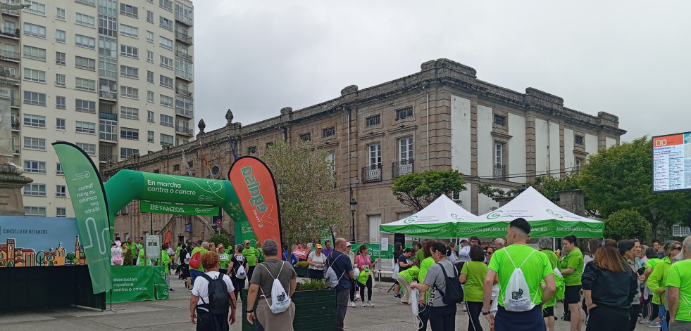 Centenares de personas marchan contra el cáncer en Betanzos