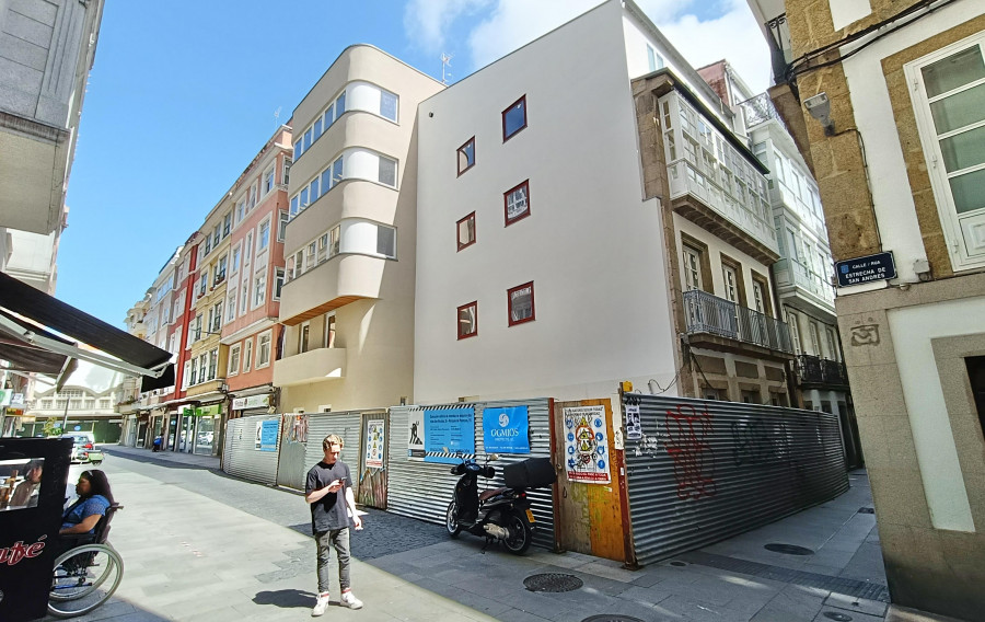 ¿Por qué el edificio municipal de Pontejos, en A Coruña, tiene tres fachadas diferentes?