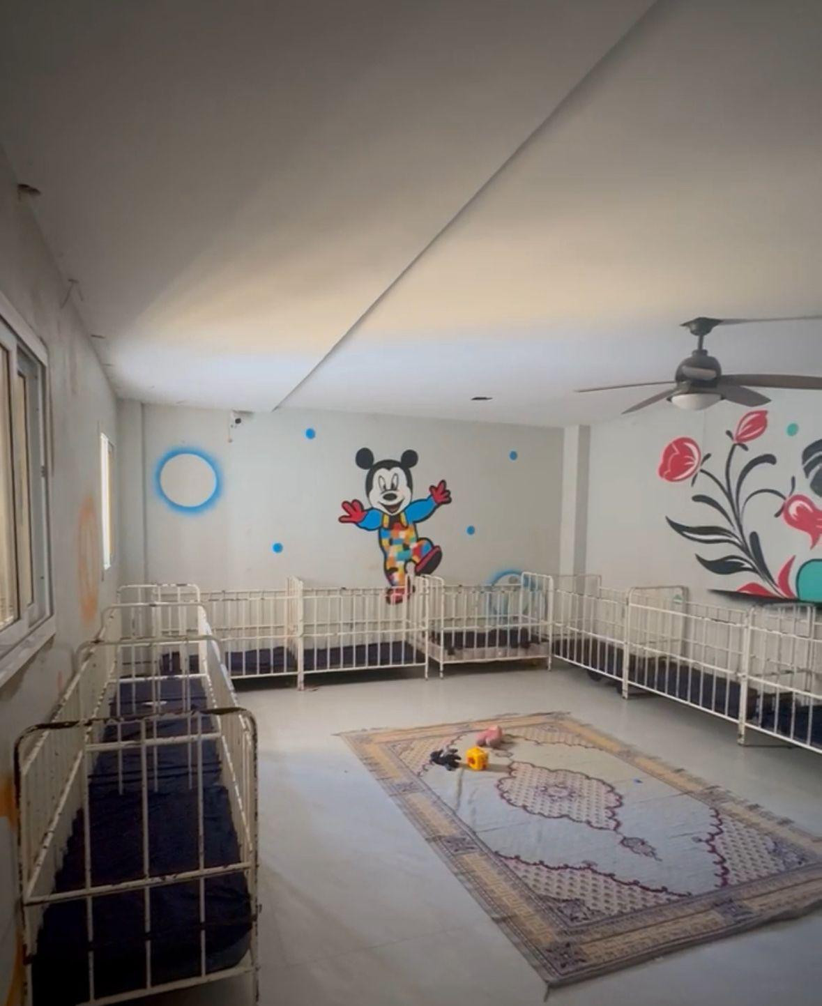 Una de las salas del orfanato decorada con dibujos, fruto del intercambio cultural promovido por La Familia de Noah.